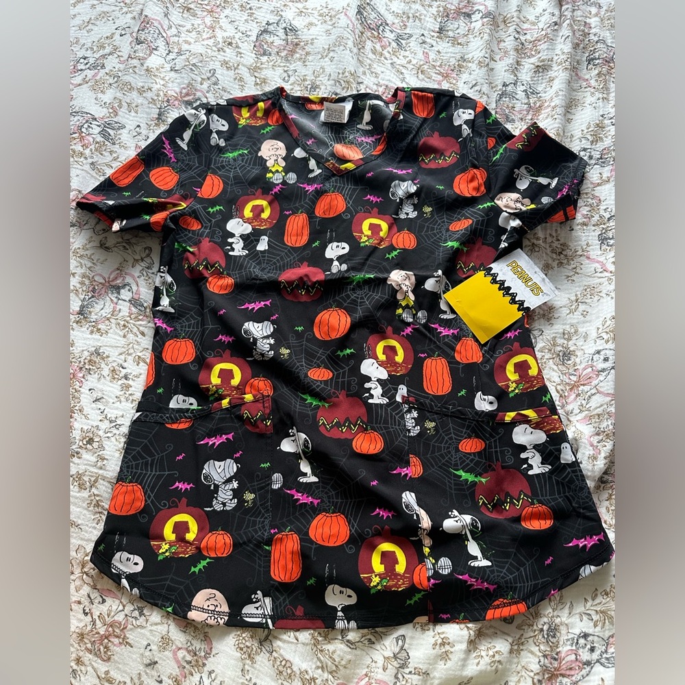 Snoopy / Peanuts Halloween Scrub Top Size Small